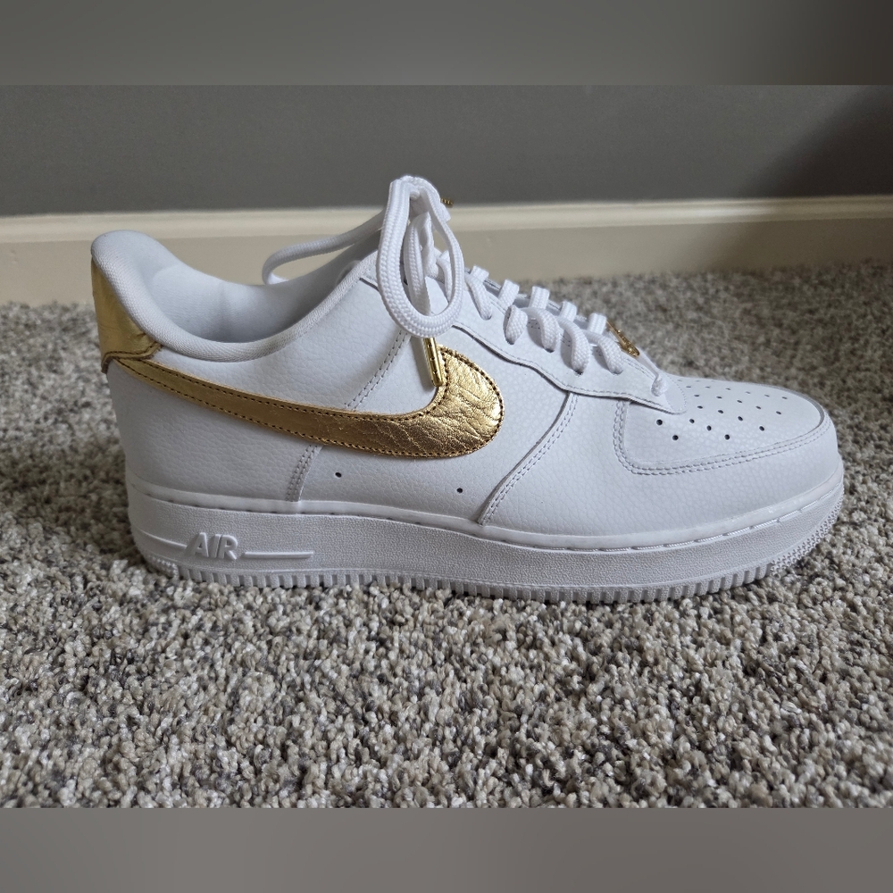 Nike Air Force 1 One '07 LV8 Gold Foil Swoosh White/Gold Men's Size 10